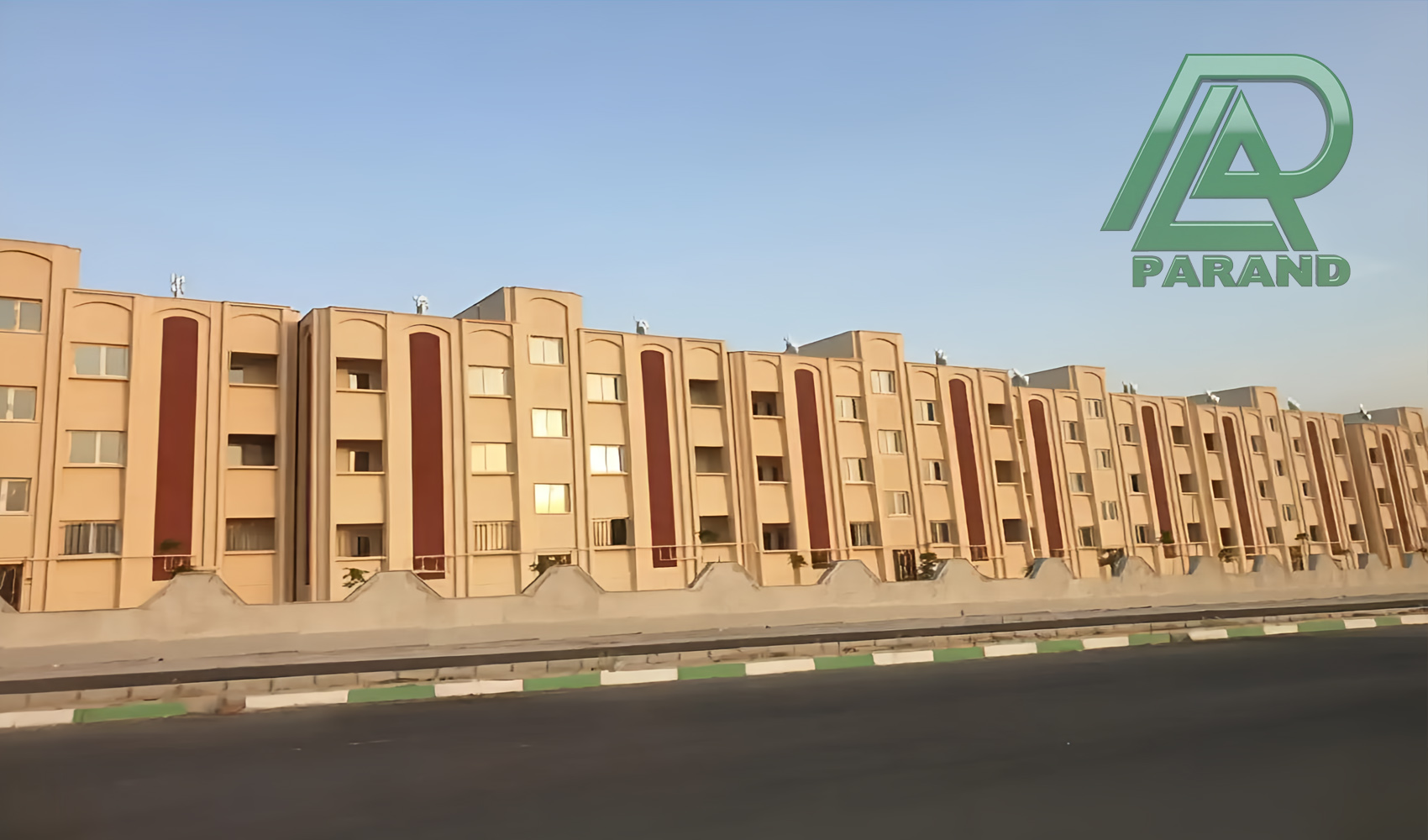 نمای مجتمع ماهان البرز با فضای سبز و پارکینگ اختصاصی